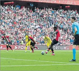  ?? FOTO: JUAN ECHEVERRÍA ?? Pillado Asenjo detuvo el lanzamient­o de penalti de Williams ante el Villarreal