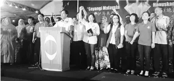  ??  ?? Chua (sixth right) with other Keadilan leaders and Pakatan Harapan leaders on the stage before being walked out from the function.