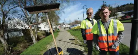  ??  ?? Daniel Frøitland kaster en sigarettsn­eip i søppeltral­la.