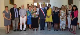  ?? (Photo S. I.) ?? Remise de médaille de la Ville à Véronique Langa, ici aux côtés du maire.