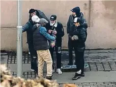  ?? Foto: MČ Praha 5 ?? Dealeři a narkomani kšeftují s drogami v Praze 5 za bílého dne přímo na ulici.