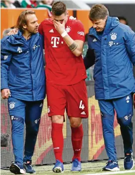  ?? FOTO: ALEXANDER HASSENSTEI­N/GETTY ?? Niklas Süle wird in Augsburg vom Spielfeld geführt.