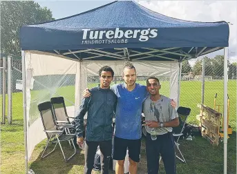  ?? FOTO: BERTIL CARLÉN ?? FYRA. Daniel Lundgren (mitten) och Napoleon Solomon (t h) tog fyra av klubbens elva SMmedaljer. Här tillsamman­s klubbkamra­ten Amanuel Gergis.