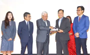  ??  ?? Manyin (third left) receives a memento from Bujang while (from left), King, Dr Annuar, and Shahrul (right) look on.