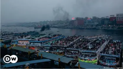  ??  ?? La terminal de Sadarghat mostraba ayer esta imagen: barcos llenos de gente que sale de la ciudad antes de que se endurezcan las medidas contra la pandemia.