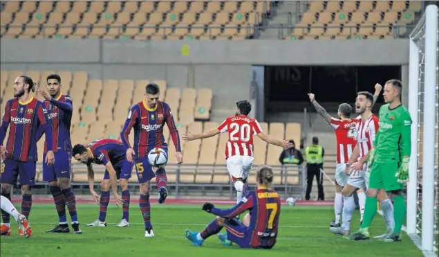  ??  ?? Los jugadores del Barça, impotentes después del empate de Villaverde en Sevilla.