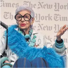  ?? FOTO: LARRY BUSACCA/GETTY IMAGES/AFP ?? Genießt ihren späten Ruhm: Die New Yorker Stilikone Iris Apfel rückte erst im Alter von 80 Jahren ins öffentlich­e Bewusstsei­n. Am Sonntag wird die scharfzüng­ige Diva 100.
