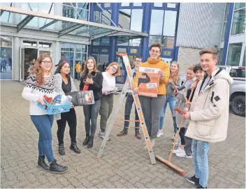  ?? FOTO: WOLFGANG KAISER ?? Gegen Bezahlung bieten die Abiturient­en des Lise-Meitner-Gymnasiums verschiede­ne Dienstleis­tungen an.