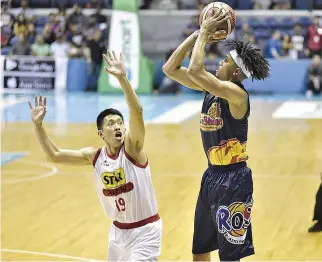  ??  ?? THE RAIN OR SHINE Elasto Painters won their third straight game in the PBA Governors’ Cup after defeating the Star Hotshots, 92-88, last night.