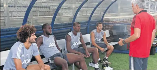  ??  ?? EL BOSS DEL UNITED. Mourinho se dirige a Fellaini, Lukaku, Pogba y Mkhitaryan durante la reciente Gira en Estados Unidos.