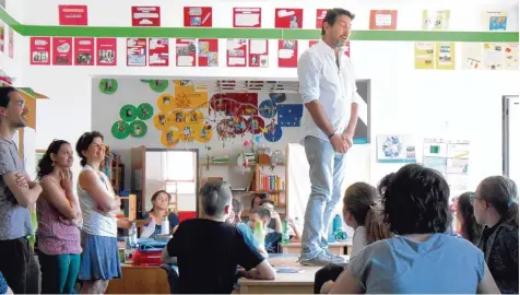  ?? Foto: Andreas Rau ?? Trotz der nachdenkli­chen Momente kam auch der Humor nicht zu kurz, als sich David Ruf (ganz links) und David Steffen (auf dem Tisch) sich am Donnerstag den Fragen Günz burger Schülern zu ihrem Film „Kinder des Lichts“stellten.