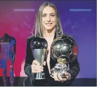  ?? FOTO: FCB ?? Alexia Putellas, con el FIFA The Best y el Balón de Oro