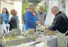  ??  ?? Le stand du syndicat du Chasselas pour faire le plein de grains dorés