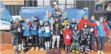  ?? FOTO: TOBIAS SANDMEIER/REGIONALTE­AM WESTALLGÄU ?? Die Klassensie­ger freuen sich über die Pokale und mit den Meistern: (v. li. n. re.) Franziska Fehr, Dimo Dichev, Hannah-Sophie Tschada, Luca Mund, Linn Bauer, Ramona Baldauf, Lea Bauer (oben), Florian Bernhard (unten), Serafin Minks, Veit Kirchmann, Johannes Waltner, Jonas Sandmaier, Jochen Bauer, Toni Ullrich, Magdalena Nagenrauft und Luca Jost.