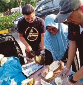  ?? (Foto ihsan pembaca) ?? Ahli SARBAN menyediaka­n durian percuma kepada golongan asnaf di Masjid Jamek Raja Tun Uda, Seksyen 16, Shah Alam.