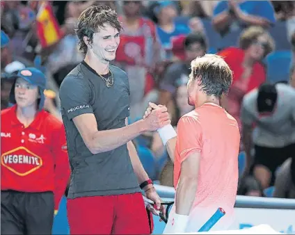  ?? FOTO: GETTY ?? Zverev saluda a Ferrer tras ganarle en la Copa Hopman, el primero de los seis torneos de despedida que jugará David antes de retirarse