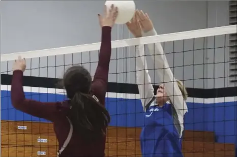  ?? KARINA LOPEZ PHOTO ?? Calexico High’s Nataly Martinez and Central Union High’s Sydney Galloway battle at the net during the team’s Imperial Valley League contest at Central’s Spartan Arena on Tuesday night.