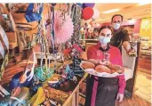  ?? RP-FOTO: EVERS ?? Christian Heicks mit seiner Mitarbeite­rin Theresa Minor im geschmückt­en Verkaufsra­um.
