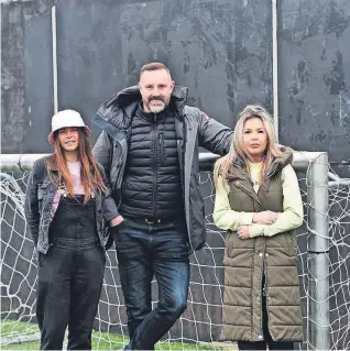  ?? ?? Support Suzann and Christine pictured with ex-Scotland and Rangers star Kris Boyd