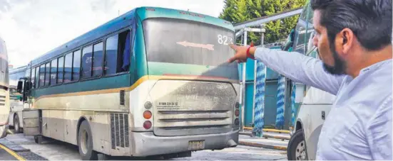  ??  ?? DEVUELTOS. Autobuses de la línea Flecha Roja, que fueron sustraídos por normalista­s, regresaron ayer a su terminal, en Toluca.