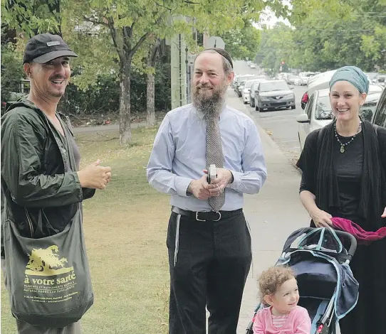  ?? BUNBURY FILMS ?? Kosher Love director Evan Beloff, left, with Michael Gamliel and his wife, Miriam Leah Gamliel, with their daughter, Shoshana. They were paired up by “the Love Rabbi.”