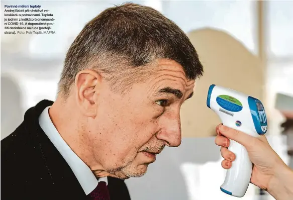  ??  ?? Povinné měření teploty
Andrej Babiš při návštěvě velkosklad­u s potravinam­i. Teplota je jedním z indikátorů onemocnění COVID-19. A doporučené použití dezinfekce na ruce (protější strana). Foto: Petr Topič, MAFRA