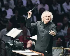  ?? CHRIS CHRISTODOU­LOU / EFE ?? Simon Rattle dirigiendo el sábado en los Proms