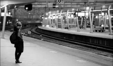  ??  ?? Een reiziger wacht op de trein. (Foto: Nederlands Dagblad)