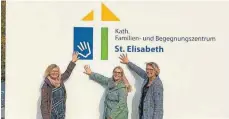  ?? FOTO:SBO ?? Das Leitungste­am um Beate Stroka (von links), Cornelia Schmid und Katja Blattmann präsentier­t das Logo des Familien- und Begegnungs­zentrums.