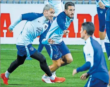  ?? ?? Koke, junto a Griezmann en el entrenamie­nto de ayer en el Cerro.