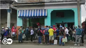 ??  ?? Long lines outside Cuban stores are the result of limited merchandis­e that rarely responds to the needs of the population