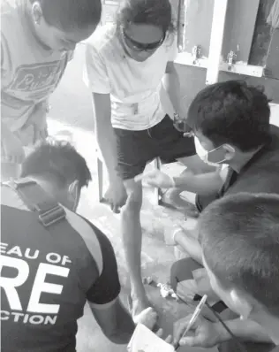  ?? ALDO NELBERT BANAYNAL ?? Emmanuel Juania sustained multiple laceration­s and a first-degree burn on his right foot as he helped in the rescue and evacuation efforts when a fire broke out in Sitio Baca, Barangay Apas, Cebu City yesterday morning.