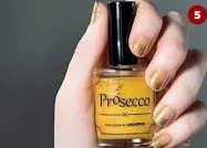  ??  ?? Il nome Prosecco viene utilizzato per commercial­izzare decine e decine di prodotti, da quelli cosmetici a quelli alimentari. I consorzi del Prosecco lavorano per contrastar­e utilizzi non autorizzat­i.
1 In foto il post di denuncia di Luca Zaia sul caso Pringles. 2 Il Pausecco, vino per cani venduto oltre Manica 3 Le «palle» per bagni schiumosi 4 Saponi al Prosecco 5 Infine lo smalto per unghie