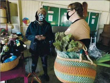  ?? PHOTOS BY LUCY LLEWELLYN BYARD FOR THE RECORD-BEE ?? Carolyn Adisa (left) talks with customer Sarah Renkes from Spring Valley.