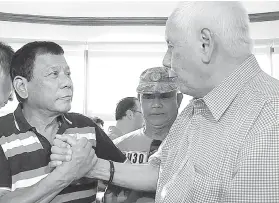  ?? / FILE PHOTO ?? ■ SuSpeNSO: Si Presidente Rodrigo Duterte (wala) gisugat ni Toledo City Mayor John Henry Osmeña dihang niduaw ang presidente sa Toledo City. Si Osmeña gisuspenso sa Ombudsman og usa ka tuig.