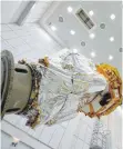  ?? FOTO: LBY ?? Ein mit Folie verpackter Satellit wartet in der Ottobrunne­r Industriea­nlagen-Betriebsge­sellschaft (IABG) auf den Einsatz.