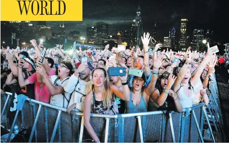  ?? ROB GRABOWSKI / INVISION / ASSOCIATED PRESS FILE ?? Concertgoe­rs attend Lollapaloo­za on Aug. 5 in Chicago’s Grant Park. Stephen Paddock had booked a room at a hotel that overlooked the park.