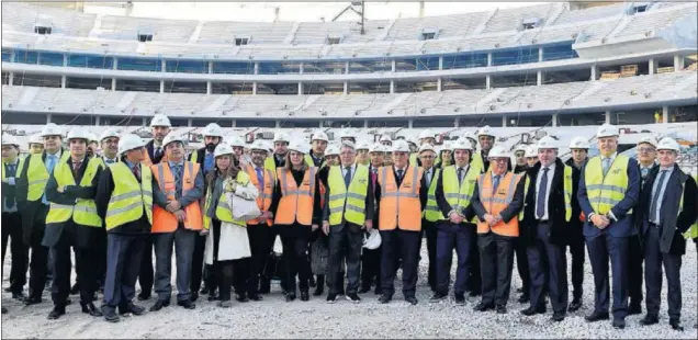  ??  ?? VISITA. Los integrante­s de la Asamblea de LaLiga, con Tebas al frente, visitaron el nuevo estadio. En el centro de la imagen posan Enrique Cerezo y el propio Tebas.