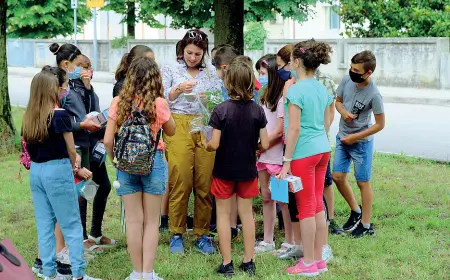  ?? ?? A Loreggia Gli alunni dell’elementare attorno ad una loro maestra. Ragazzi e insegnanti si sono tenuti a distanza (Bergamasch­i)