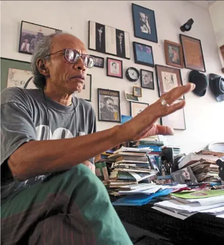  ?? ?? The late salleh ben Joned’s poetic legacy has grown in stature with a new generation of literary fans discoverin­g his uncompromi­sing works, which celebrated freedom of thought through poetry. — Filepic