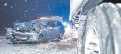  ?? FOTO: DEREK SCHUH ?? Wegen eines Verkehrsun­falls zwischen Oberteurin­gen und Ailingen war die Landesstra­ße über viele Stunden voll gesperrt.