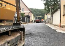  ?? DIRK LORENZ-BAUER ?? Der Straßenbau ist in der Witzlebens­traße von Niederroßl­a voll im Gange.