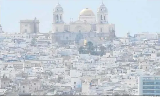  ?? JULIO GONZÁLEZ ?? Una vista general del casco histórico de Cádiz.