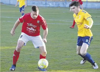  ?? SERVICIO ESPECIAL ?? César Sanagustín intenta controlar un balón esta temporada ante la oposición de un rival.