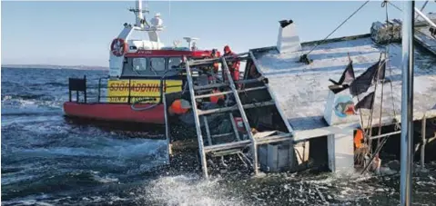  ??  ?? Den 25 februari i år tog en fiskebåt in vatten och sjönk snabbt i Göteborgs skärgård. Ombord fanns en person som räddades av Sjöräddnin­gssällskap­et.