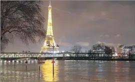  ?? Christophe Ena Associated Press ?? THE SEINE was expected to reach its peak in Paris late Sunday or early Monday.