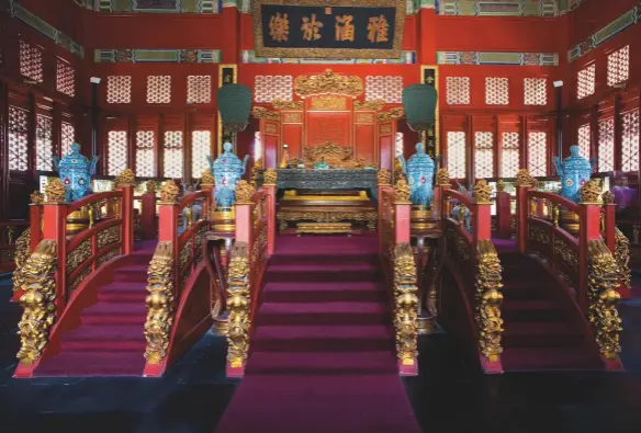  ??  ?? BEST VIEW STOCK / AGE FOTOSTOCK LETTURE IMPERIALI A fianco al tempio di Confucio, a Beijing, si trova il Collegio Imperiale, dove studiavano i burocrati. Sul trono qui sopra gli imperatori leggevano agli alunni i pensieri del Maestro.