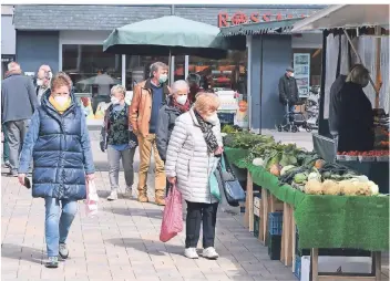  ?? FOTO: JÜRGEN MOLL ?? Abstände einhalten und Maske tragen: Auf dem Wochenmark­t halten sich alle dran.