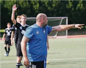  ?? FOTO: KNAPPE ?? In seinem ersten Match als SCCoach zeigt Björn Cox an, wo es langgeht. Dennoch setzte es gegen Holzheim am Ende eine 2:3-Niederlage.