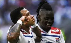  ?? (Photo AFP) ?? Memphis et Traoré ont été les hommes forts dans les rangs lyonnais. Lyon n’a plus perdu son premier match de championna­t depuis . Cette saison-là, les Gones avaient trébuché d’entrée face à Lille (- but de Makoun), au stade Grimonprez-Jooris.